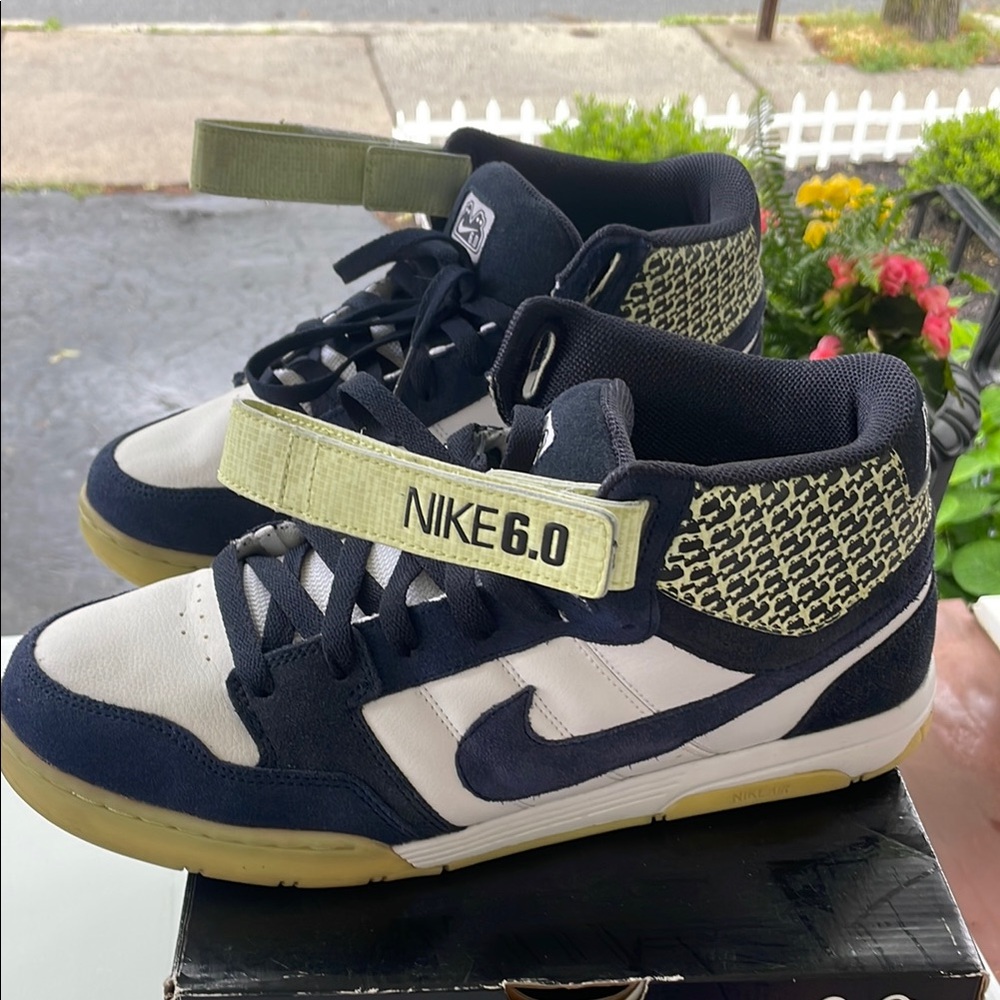 Nike Air Mogan Mid Premium Sneakers Retro High-Top Design
